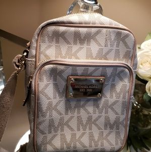 micheal Kors cross body purse